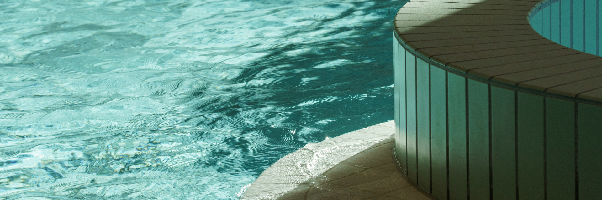 Flisekant og vand Flisekant og vand